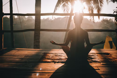 Persoană practicând yoga într-un spațiu luminos